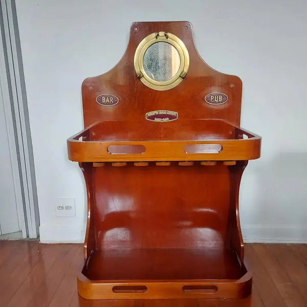 Foto de um(a) Bar antigo em madeira, da categoria de Bares. Belíssimo bar antigo em madeira com detalhes em bronze. Peça super bacana para quem gosta de decoração náutica.Espelho... Mostrado de uma perspectiva diferente. Vendido no marketplace Trésors.