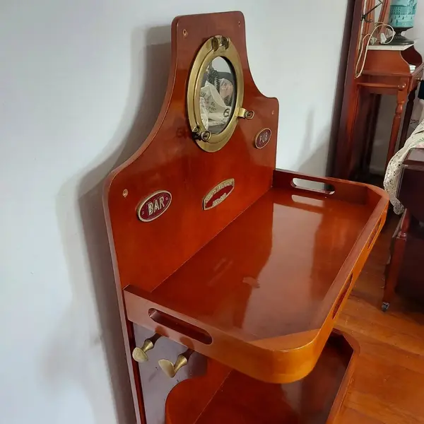 Foto de um(a) Bar antigo em madeira, da categoria de Bares. Belíssimo bar antigo em madeira com detalhes em bronze. Peça super bacana para quem gosta de decoração náutica.Espelho... Mostrado de uma perspectiva diferente. Vendido no marketplace Trésors.