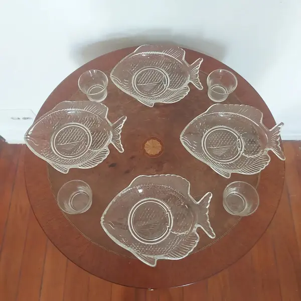 Foto de um(a) Conjunto pratos formato peixe, da categoria de Conjuntos de servir. COCKATAIL SET- Lote composto por 4 porta petiscos no formato de peixe, acompanha 4 cumbuquinhas. Mostrado de uma perspectiva diferente. Vendido no marketplace Trésors.