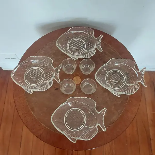 Foto de um(a) Conjunto pratos formato peixe, da categoria de Conjuntos de servir. COCKATAIL SET- Lote composto por 4 porta petiscos no formato de peixe, acompanha 4 cumbuquinhas. Mostrado de uma perspectiva diferente. Vendido no marketplace Trésors.