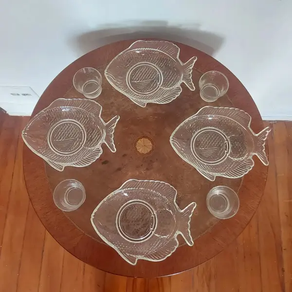 Foto de um(a) Conjunto pratos formato peixe, da categoria de Conjuntos de servir. COCKATAIL SET- Lote composto por 4 porta petiscos no formato de peixe, acompanha 4 cumbuquinhas. Mostrado de uma perspectiva diferente. Vendido no marketplace Trésors.
