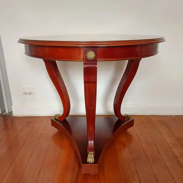 Foto de um(a) Mesa lateral redonda com marchetaria, da categoria de Mesas laterais. Belissima mesa lateral redonda marchetada de madeira nobre com 3 pernas recurvas ligadas em platô inferior na forma... Mostrado de uma perspectiva diferente. Vendido no marketplace Trésors.