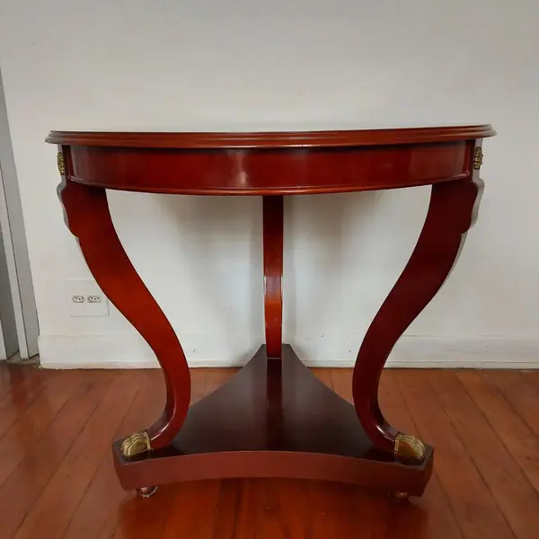 Foto de um(a) Mesa lateral redonda com marchetaria, da categoria de Mesas laterais. Belissima mesa lateral redonda marchetada de madeira nobre com 3 pernas recurvas ligadas em platô inferior na forma... Mostrado de uma perspectiva diferente. Vendido no marketplace Trésors.