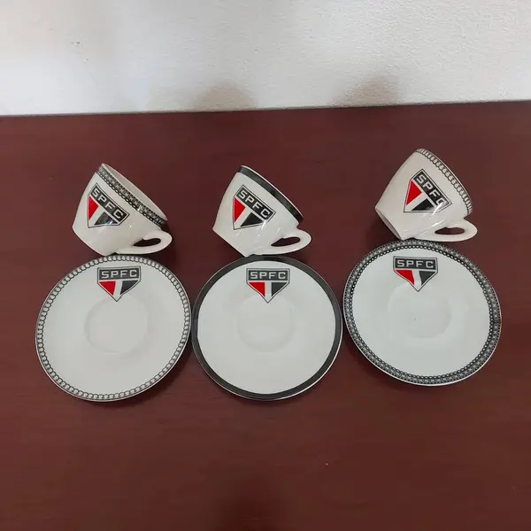 Foto de um(a) Conjunto de café São Paulo SPFC, da categoria de Conjuntos de café e chá. Antigo e lindo conjunto de café com 12 xícaras e 12 pires na caixa sem uso Medidas: Xícaras altura 5 cm x 6 cm de... Mostrado de uma perspectiva diferente. Vendido no marketplace Trésors.