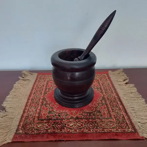 Foto de um(a) Pilão antigo em madeira, da categoria de Outros utensílios. Antigo pilão em madeira nobre. Medidas: altura 15 cm x diâmetro 13,5 cm. Mostrado de uma perspectiva diferente. Vendido no marketplace Trésors.
