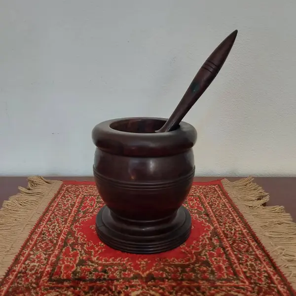 Foto de um(a) Pilão antigo em madeira, da categoria de Outros utensílios. Antigo pilão em madeira nobre. Medidas: altura 15 cm x diâmetro 13,5 cm. Mostrado de uma perspectiva diferente. Vendido no marketplace Trésors.