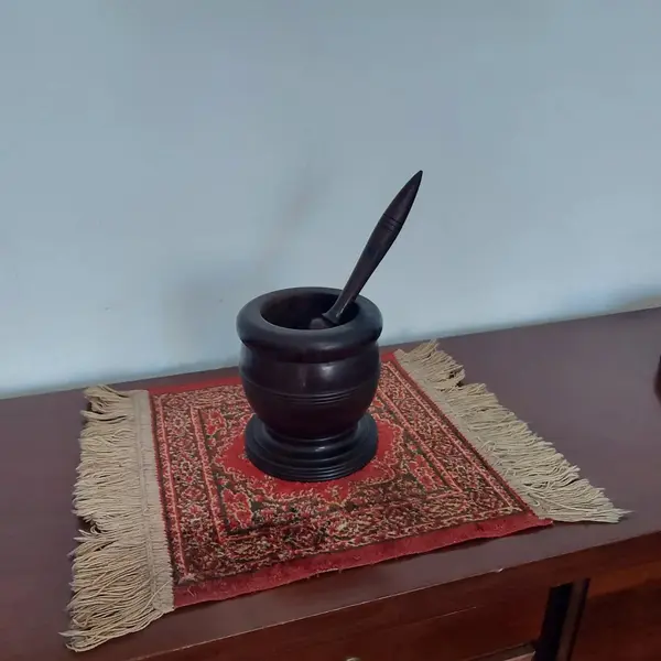 Foto de um(a) Pilão antigo em madeira, da categoria de Outros utensílios. Antigo pilão em madeira nobre. Medidas: altura 15 cm x diâmetro 13,5 cm. Mostrado de uma perspectiva diferente. Vendido no marketplace Trésors.