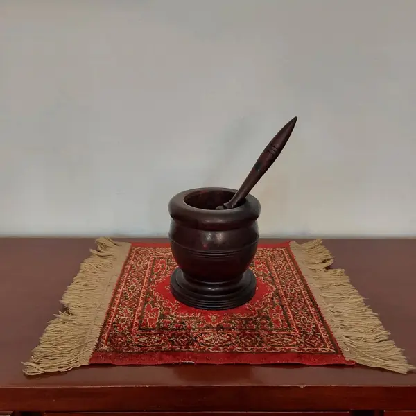 Foto de um(a) Pilão antigo em madeira, da categoria de Outros utensílios. Antigo pilão em madeira nobre. Medidas: altura 15 cm x diâmetro 13,5 cm. Mostrado de uma perspectiva diferente. Vendido no marketplace Trésors.