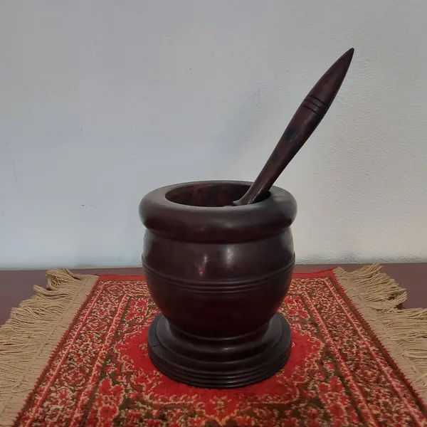Foto de um(a) Pilão antigo em madeira, da categoria de Outros utensílios. Antigo pilão em madeira nobre. Medidas: altura 15 cm x diâmetro 13,5 cm. Mostrado de uma perspectiva diferente. Vendido no marketplace Trésors.