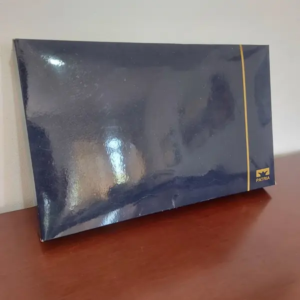 Foto de um(a) Conjunto de café São Paulo SPFC, da categoria de Conjuntos de café e chá. Antigo e lindo conjunto de café com 12 xícaras e 12 pires na caixa sem uso Medidas: Xícaras altura 5 cm x 6 cm de... Mostrado de uma perspectiva diferente. Vendido no marketplace Trésors.