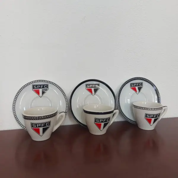 Foto de um(a) Conjunto de café São Paulo SPFC, da categoria de Conjuntos de café e chá. Antigo e lindo conjunto de café com 12 xícaras e 12 pires na caixa sem uso Medidas: Xícaras altura 5 cm x 6 cm de... Mostrado de uma perspectiva diferente. Vendido no marketplace Trésors.