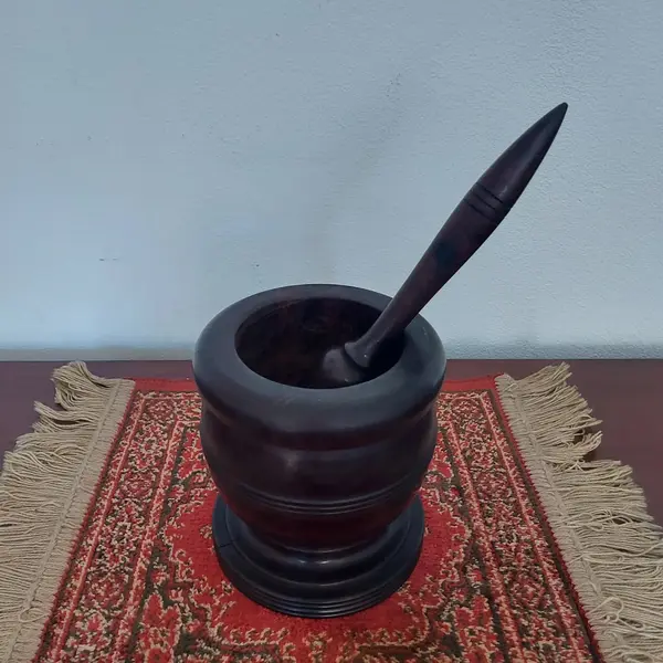 Foto de um(a) Pilão antigo em madeira, da categoria de Outros utensílios. Antigo pilão em madeira nobre. Medidas: altura 15 cm x diâmetro 13,5 cm. Mostrado de uma perspectiva diferente. Vendido no marketplace Trésors.