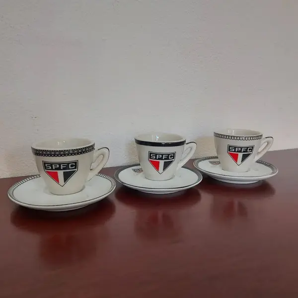 Foto de um(a) Conjunto de café São Paulo SPFC, da categoria de Conjuntos de café e chá. Antigo e lindo conjunto de café com 12 xícaras e 12 pires na caixa sem uso Medidas: Xícaras altura 5 cm x 6 cm de... Mostrado de uma perspectiva diferente. Vendido no marketplace Trésors.