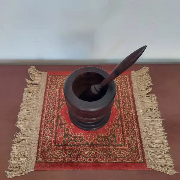 Foto de um(a) Pilão antigo em madeira, da categoria de Outros utensílios. Antigo pilão em madeira nobre. Medidas: altura 15 cm x diâmetro 13,5 cm. Mostrado de uma perspectiva diferente. Vendido no marketplace Trésors.