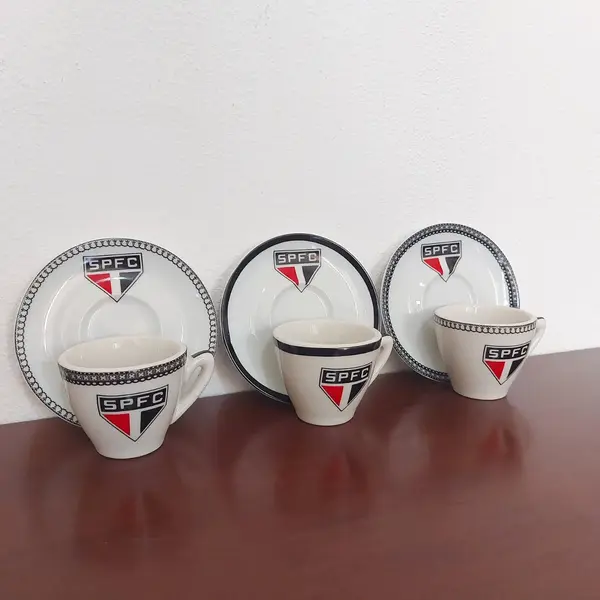 Foto de um(a) Conjunto de café São Paulo SPFC, da categoria de Conjuntos de café e chá. Antigo e lindo conjunto de café com 12 xícaras e 12 pires na caixa sem uso Medidas: Xícaras altura 5 cm x 6 cm de... Mostrado de uma perspectiva diferente. Vendido no marketplace Trésors.
