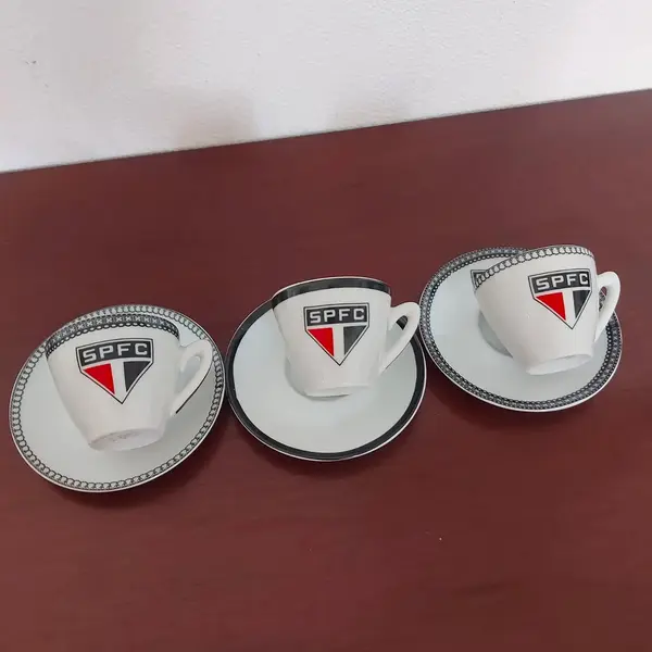 Foto de um(a) Conjunto de café São Paulo SPFC, da categoria de Conjuntos de café e chá. Antigo e lindo conjunto de café com 12 xícaras e 12 pires na caixa sem uso Medidas: Xícaras altura 5 cm x 6 cm de... Mostrado de uma perspectiva diferente. Vendido no marketplace Trésors.