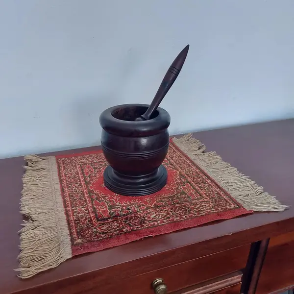 Foto de um(a) Pilão antigo em madeira, da categoria de Outros utensílios. Antigo pilão em madeira nobre. Medidas: altura 15 cm x diâmetro 13,5 cm. Mostrado de uma perspectiva diferente. Vendido no marketplace Trésors.