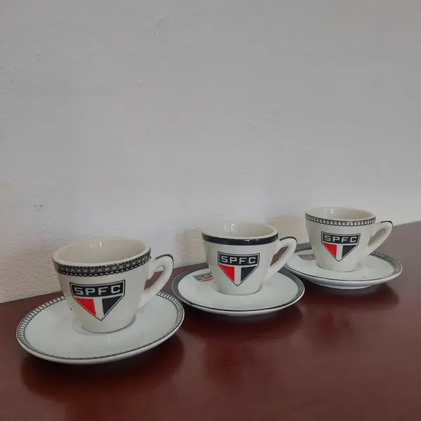 Foto de um(a) Conjunto de café São Paulo SPFC, da categoria de Conjuntos de café e chá. Antigo e lindo conjunto de café com 12 xícaras e 12 pires na caixa sem uso Medidas: Xícaras altura 5 cm x 6 cm de... Mostrado de uma perspectiva diferente. Vendido no marketplace Trésors.