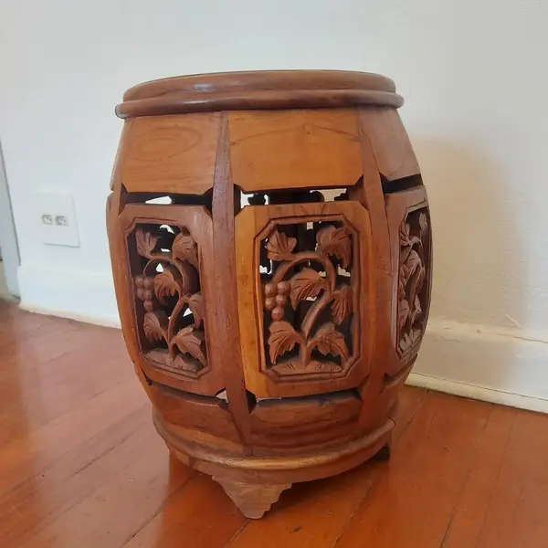 Foto de um(a) Garden Seat em madeira Teca, da categoria de Móveis para jardim. Garden Seat em Madeira Teca Tamborete em madeira com entalhes florais em madeira teca natural.Peça que pode ser usada como... Mostrado de uma perspectiva diferente. Vendido no marketplace Trésors.
