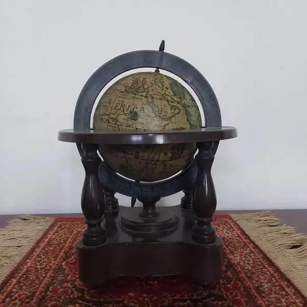 Foto de um(a) Rádio antigo formato mapa mundi, da categoria de Rádios e sintonizadores. Rádio no formato de mapa mundi (globo terrestre) em plástico rígido, funcionamento a pilha. Medidas: altura 22 cm x diametro... Mostrado de uma perspectiva diferente. Vendido no marketplace Trésors.