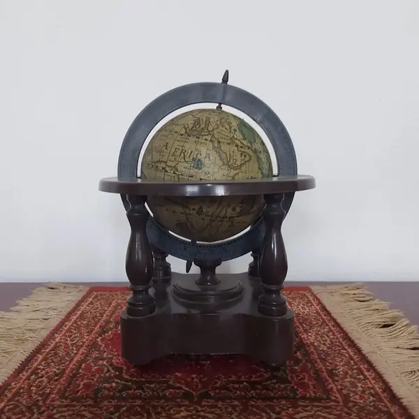 Foto de um(a) Rádio antigo formato mapa mundi, da categoria de Rádios e sintonizadores. Rádio no formato de mapa mundi (globo terrestre) em plástico rígido, funcionamento a pilha. Medidas: altura 22 cm x diametro... Mostrado de uma perspectiva diferente. Vendido no marketplace Trésors.