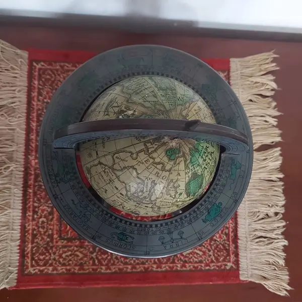 Foto de um(a) Rádio antigo formato mapa mundi, da categoria de Rádios e sintonizadores. Rádio no formato de mapa mundi (globo terrestre) em plástico rígido, funcionamento a pilha. Medidas: altura 22 cm x diametro... Mostrado de uma perspectiva diferente. Vendido no marketplace Trésors.