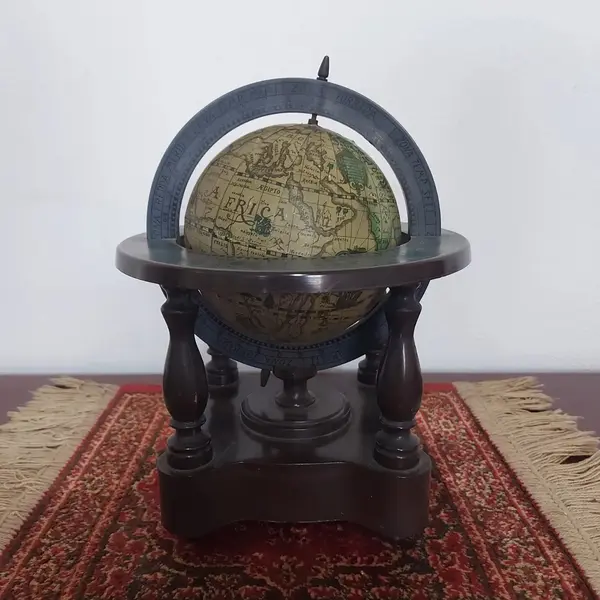 Foto de um(a) Rádio antigo formato mapa mundi, da categoria de Rádios e sintonizadores. Rádio no formato de mapa mundi (globo terrestre) em plástico rígido, funcionamento a pilha. Medidas: altura 22 cm x diametro... Mostrado de uma perspectiva diferente. Vendido no marketplace Trésors.
