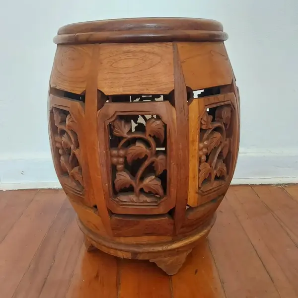 Foto de um(a) Garden Seat em madeira Teca, da categoria de Móveis para jardim. Garden Seat em Madeira Teca Tamborete em madeira com entalhes florais em madeira teca natural.Peça que pode ser usada como... Mostrado de uma perspectiva diferente. Vendido no marketplace Trésors.