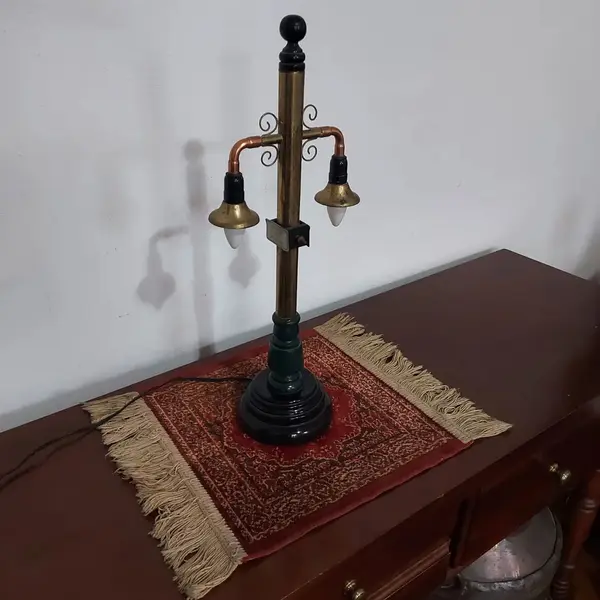 Foto de um(a) Abajur formato poste de rua, da categoria de Abajures. Abajur representando poste antigo com duas lâmpadas, placa praça da árvore. Medidas: altura 48 cm x largura 19 cm x base 12... Mostrado de uma perspectiva diferente. Vendido no marketplace Trésors.