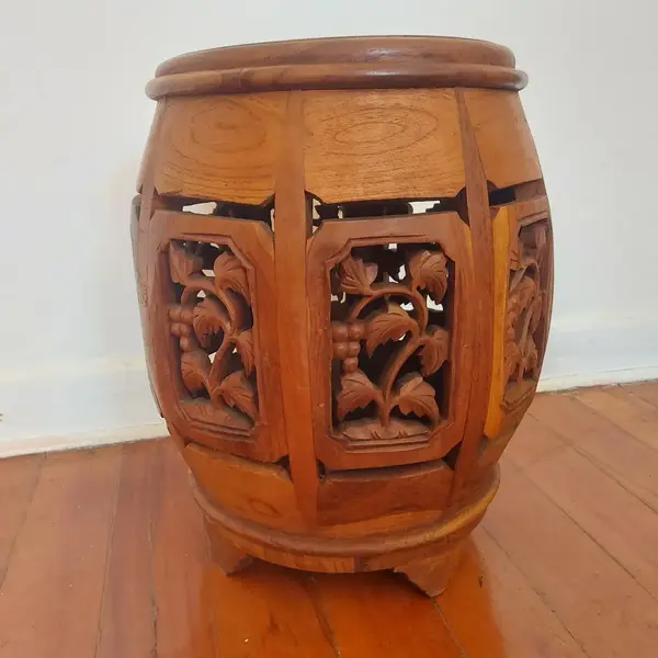 Foto de um(a) Garden Seat em madeira Teca, da categoria de Móveis para jardim. Garden Seat em Madeira Teca Tamborete em madeira com entalhes florais em madeira teca natural.Peça que pode ser usada como... Mostrado de uma perspectiva diferente. Vendido no marketplace Trésors.