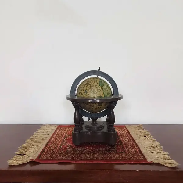 Foto de um(a) Rádio antigo formato mapa mundi, da categoria de Rádios e sintonizadores. Rádio no formato de mapa mundi (globo terrestre) em plástico rígido, funcionamento a pilha. Medidas: altura 22 cm x diametro... Mostrado de uma perspectiva diferente. Vendido no marketplace Trésors.