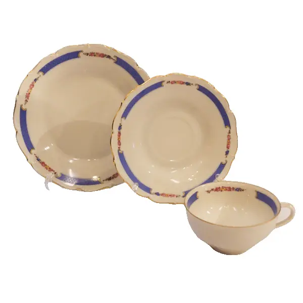 Foto de um(a) Trio de chá em Porcelana da Tchecoslováquia, da categoria de Conjuntos de café e chá. Este gracioso trio de chá em porcelana da Checoslováquia é uma verdadeira expressão de elegância e refinamento. Composto por... Vendido no marketplace Trésors.