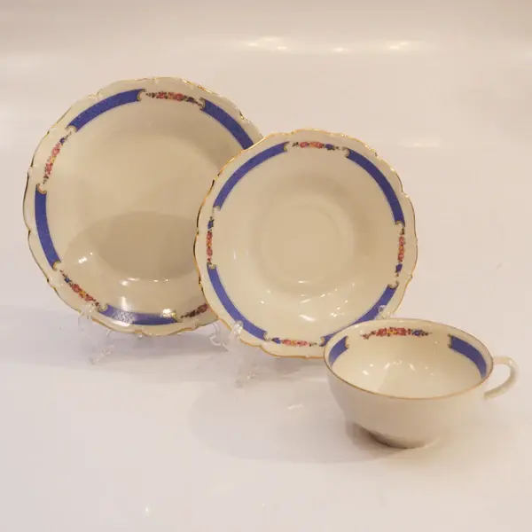 Foto de um(a) Trio de chá em Porcelana da Tchecoslováquia, da categoria de Conjuntos de café e chá. Este gracioso trio de chá em porcelana da Checoslováquia é uma verdadeira expressão de elegância e refinamento. Composto por... Mostrado de uma perspectiva diferente. Vendido no marketplace Trésors.
