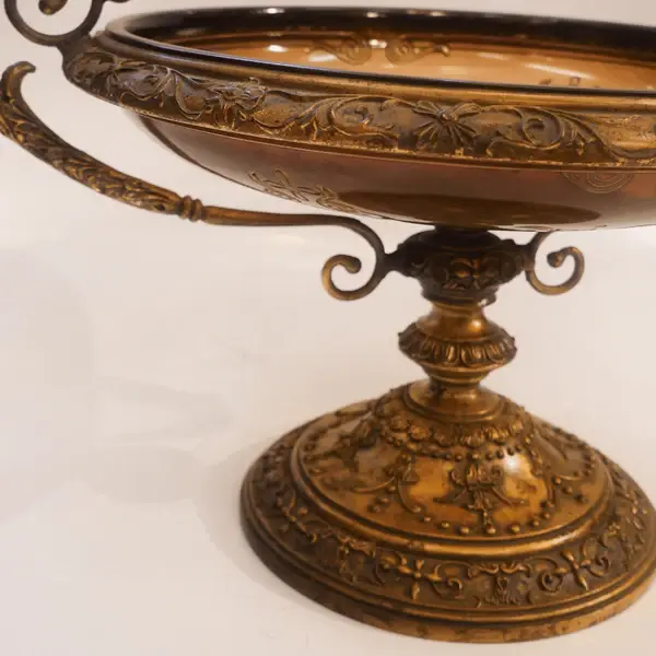 Foto de um(a) CENTRO DE MESA ART NOUVEAU EM RESINA, da categoria de Centro de mesa. Este impressionante centro de mesa é uma peça única, feita de uma combinação encantadora de madeira, resina e acrílico. É... Mostrado de uma perspectiva diferente. Vendido no marketplace Trésors.