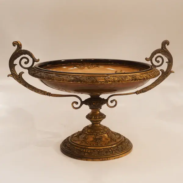 Foto de um(a) CENTRO DE MESA ART NOUVEAU EM RESINA, da categoria de Centro de mesa. Este impressionante centro de mesa é uma peça única, feita de uma combinação encantadora de madeira, resina e acrílico. É... Mostrado de uma perspectiva diferente. Vendido no marketplace Trésors.