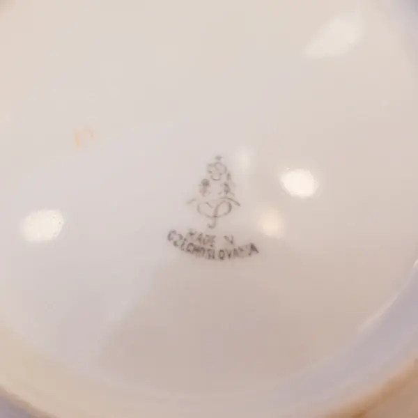 Foto de um(a) Trio de chá em Porcelana da Tchecoslováquia, da categoria de Conjuntos de café e chá. Este gracioso trio de chá em porcelana da Checoslováquia é uma verdadeira expressão de elegância e refinamento. Composto por... Mostrado de uma perspectiva diferente. Vendido no marketplace Trésors.