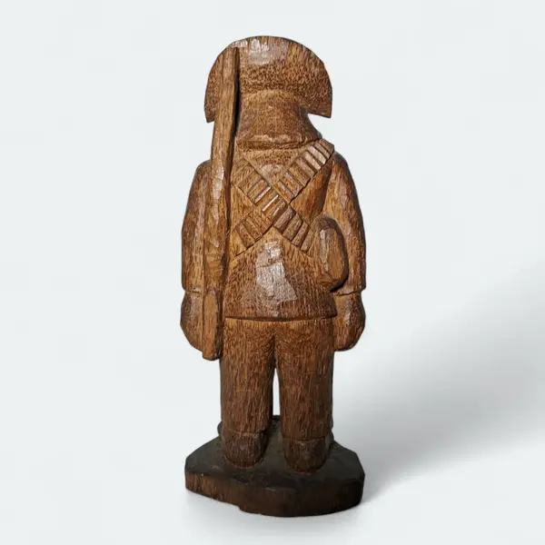 Foto de um(a) Escultura de cangaceiro em madeira, da categoria de Escultura. Representação de cangaceiro em rico trabalho de entalhe em madeira. Nordeste, autêntica peça de arte popular brasileira.... Mostrado de uma perspectiva diferente. Vendido no marketplace Trésors.