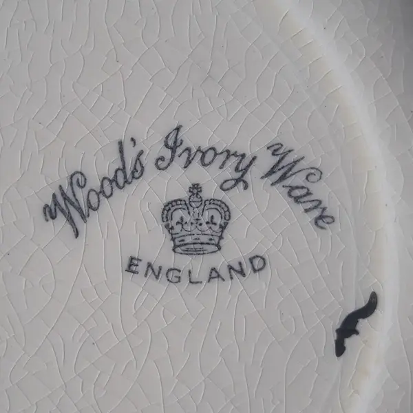 Foto de um(a) 2 Antigas travessas e saladeira em faiança inglesa Woods Ivory Ware, 1930-31, da categoria de Travessas e tigelas. Lote de antigas louças para serviço em faiança. Carimbo referente à fabricante Inglesa Woods Ware, usado de 1930 à 1931.... Mostrado de uma perspectiva diferente. Vendido no marketplace Trésors.