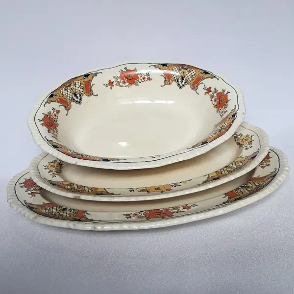 Foto de um(a) 2 Antigas travessas e saladeira em faiança inglesa Woods Ivory Ware, 1930-31, da categoria de Travessas e tigelas. Lote de antigas louças para serviço em faiança. Carimbo referente à fabricante Inglesa Woods Ware, usado de 1930 à 1931.... Mostrado de uma perspectiva diferente. Vendido no marketplace Trésors.