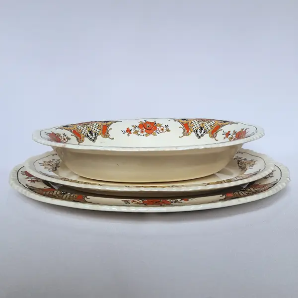 Foto de um(a) 2 Antigas travessas e saladeira em faiança inglesa Woods Ivory Ware, 1930-31, da categoria de Travessas e tigelas. Lote de antigas louças para serviço em faiança. Carimbo referente à fabricante Inglesa Woods Ware, usado de 1930 à 1931.... Mostrado de uma perspectiva diferente. Vendido no marketplace Trésors.