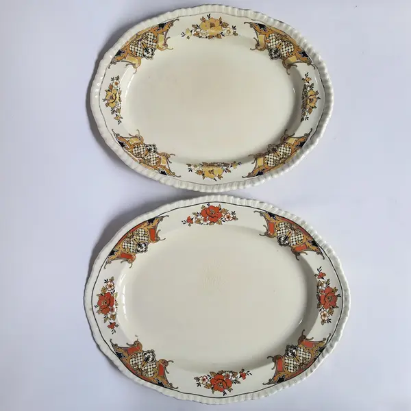 Foto de um(a) 2 Antigas travessas e saladeira em faiança inglesa Woods Ivory Ware, 1930-31, da categoria de Travessas e tigelas. Lote de antigas louças para serviço em faiança. Carimbo referente à fabricante Inglesa Woods Ware, usado de 1930 à 1931.... Mostrado de uma perspectiva diferente. Vendido no marketplace Trésors.
