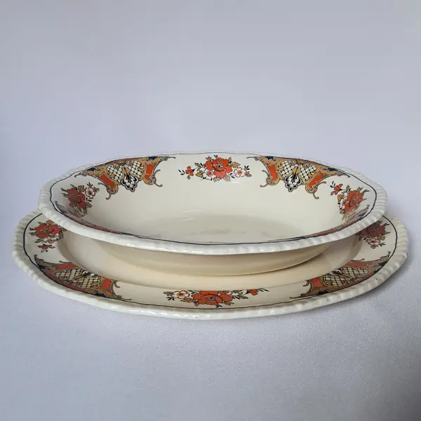 Foto de um(a) 2 Antigas travessas e saladeira em faiança inglesa Woods Ivory Ware, 1930-31, da categoria de Travessas e tigelas. Lote de antigas louças para serviço em faiança. Carimbo referente à fabricante Inglesa Woods Ware, usado de 1930 à 1931.... Mostrado de uma perspectiva diferente. Vendido no marketplace Trésors.