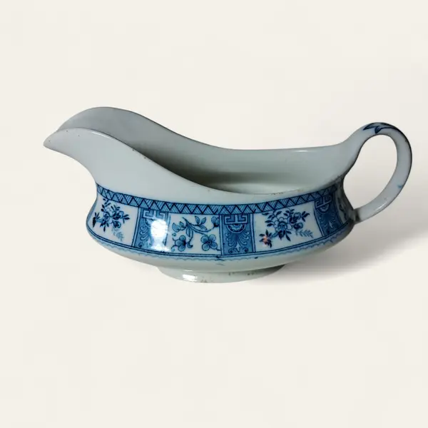 Foto de um(a) Molheira porcelana inglesa, da categoria de Travessas e tigelas. Autêntica molheira da tradicional marca J & G Meakin, Inglaterra. Em porcelana branca e decoração em guirlanda de flores e... Mostrado de uma perspectiva diferente. Vendido no marketplace Trésors.