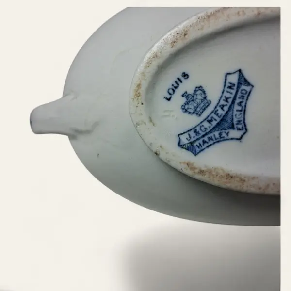 Foto de um(a) Molheira porcelana inglesa, da categoria de Travessas e tigelas. Autêntica molheira da tradicional marca J & G Meakin, Inglaterra. Em porcelana branca e decoração em guirlanda de flores e... Mostrado de uma perspectiva diferente. Vendido no marketplace Trésors.