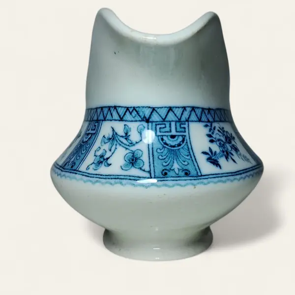 Foto de um(a) Molheira porcelana inglesa, da categoria de Travessas e tigelas. Autêntica molheira da tradicional marca J & G Meakin, Inglaterra. Em porcelana branca e decoração em guirlanda de flores e... Mostrado de uma perspectiva diferente. Vendido no marketplace Trésors.