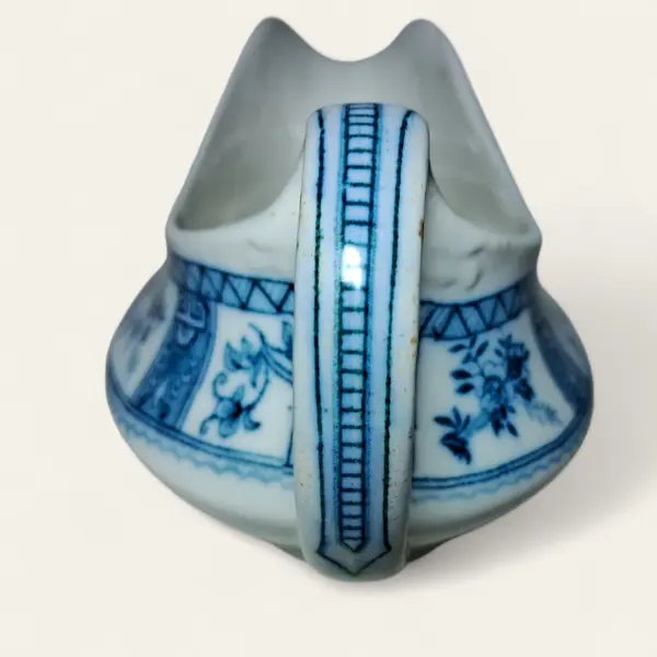 Foto de um(a) Molheira porcelana inglesa, da categoria de Travessas e tigelas. Autêntica molheira da tradicional marca J & G Meakin, Inglaterra. Em porcelana branca e decoração em guirlanda de flores e... Mostrado de uma perspectiva diferente. Vendido no marketplace Trésors.