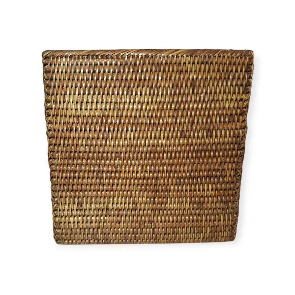 Foto de um(a) Cesto em vime, da categoria de Porta-Revistas. Linda cesta retangular em vime para guardados, pastas e revistas. Super útil e em ótimo estado! Medidas: 26 x 26 x 13cm. Vendido no marketplace Trésors.