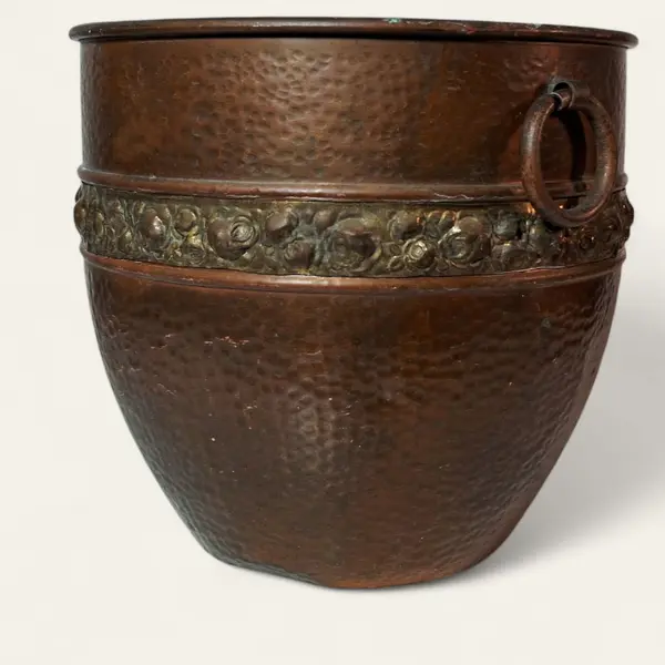 Foto de um(a) Cachepot em cobre, da categoria de Cachepot. Cachepot em cobre com barra adornada com flores e argolas laterais para sustentação. Muito bem conservada. Início do séc. XX. Vendido no marketplace Trésors.