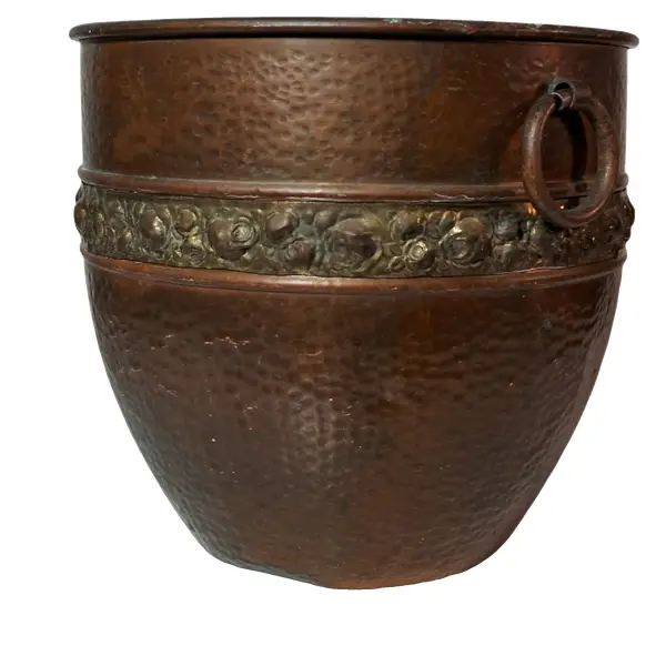 Foto de um(a) Cachepot em cobre, da categoria de Cachepot. Cachepot em cobre com barra adornada com flores e argolas laterais para sustentação. Muito bem conservada. Início do séc. XX. Vendido no marketplace Trésors.