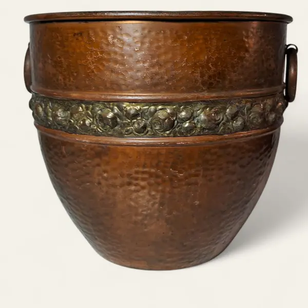 Foto de um(a) Cachepot em cobre, da categoria de Cachepot. Cachepot em cobre com barra adornada com flores e argolas laterais para sustentação. Muito bem conservada. Início do séc. XX. Mostrado de uma perspectiva diferente. Vendido no marketplace Trésors.